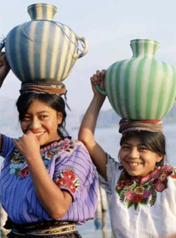 Guatemala - mujeres indígenas con cántaros de agua