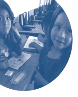 Dos niñas trabajan en escritorio - círculo azul