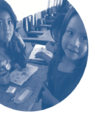 Dos niñas trabajan en escritorio - círculo azul.png
