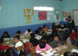 Niñas y niños trabajan en aula.png