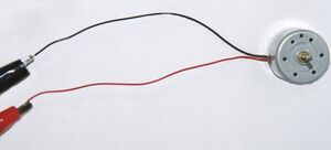Motor eléctrico conectado a clips de lagarto