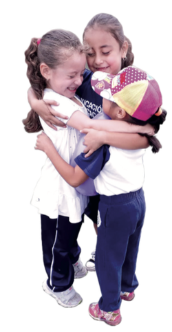 Tres niñas se abrazan