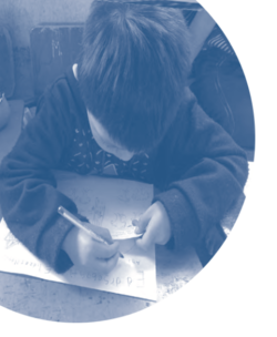 Niño escribe con lápiz - círculo azul