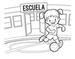 La niña juega futbol en la escuela