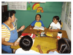Maestra trabajando con niños.png