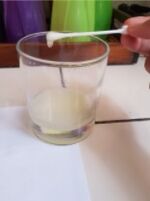 Mojar hisopo en jugo de limón.jpg
